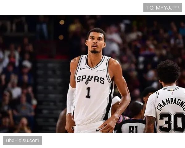 文班亚马专访：谈其作为战术轴心对马刺队进攻体系的革命性影响。