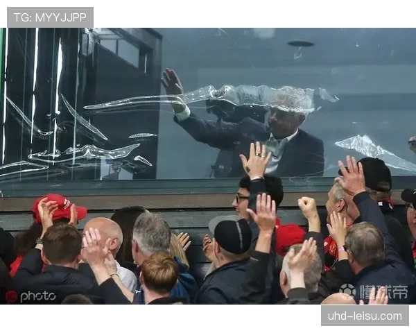 37岁莫德里奇替补登场指挥调度,伯纳乌响起掌声致敬 37岁莫德里奇替补登场指挥调度,伯纳乌响起掌声致敬