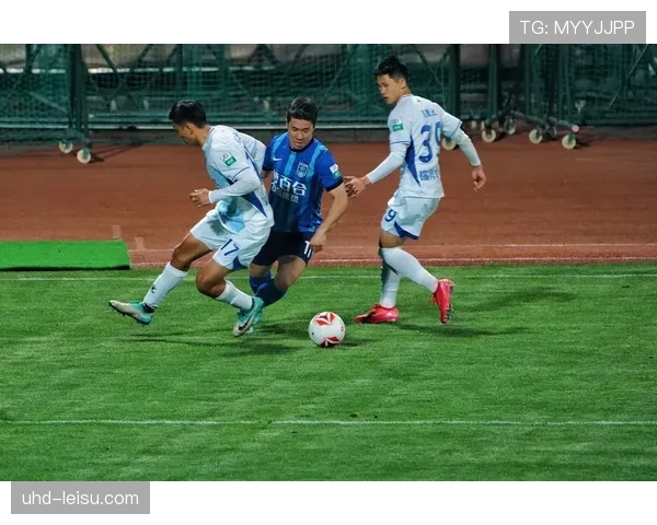 关键判罚:主裁观看VAR后取消南通支云点球,维持0-0比分。 关键判罚:主裁观看VAR后取消南通支云点球,维持0-0比分。